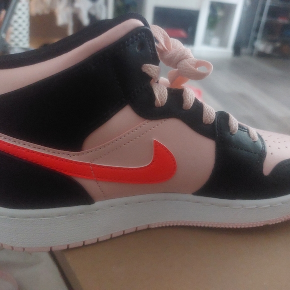 Nike shoes - Picture 2 of 3